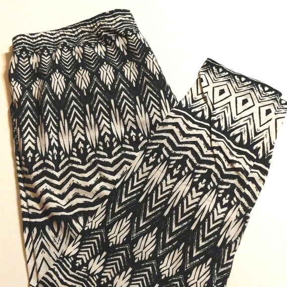 Lily Rose Black & White Zig-Zag Leggings (Size: X-Large) - Picture 1 of 7
